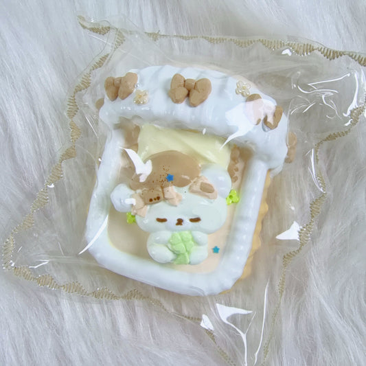 아기침대에 누운 강아지