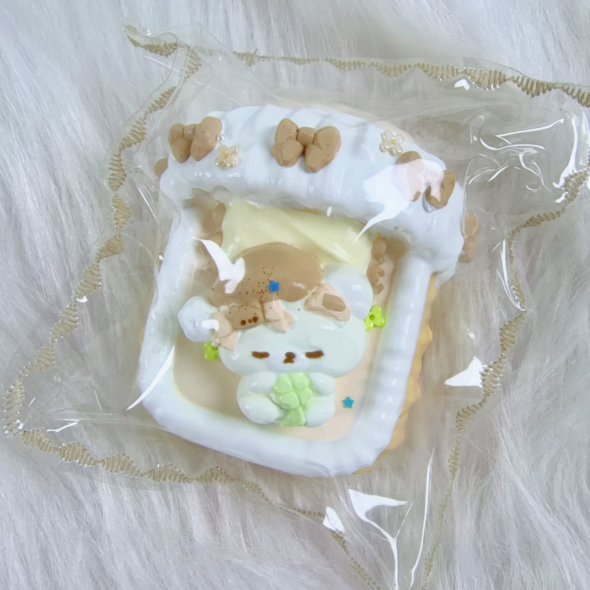 아기침대에 누운 강아지