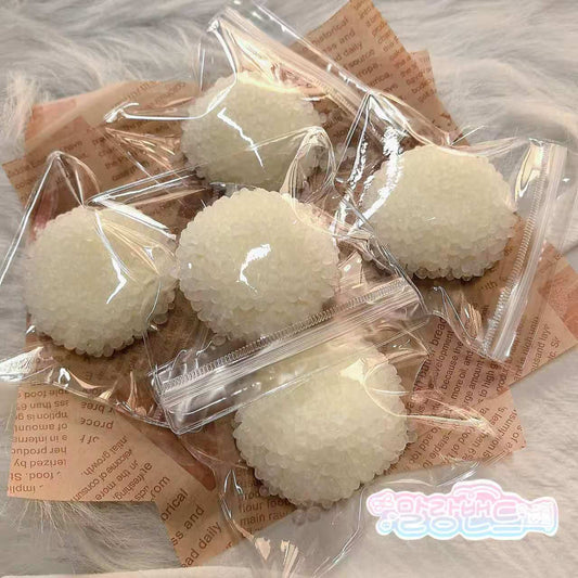 찹쌀떡 (쌀알 가루 묻힘)